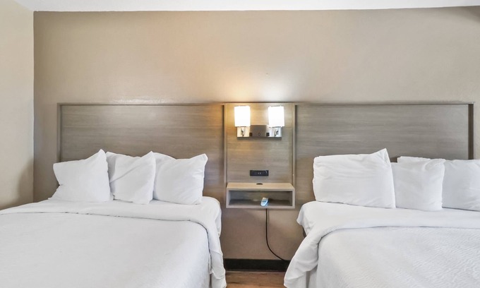 Fayetteville Hotel | Red Roof Inn & Suites Fayetteville - Fort Bragg