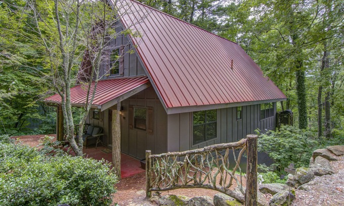 Mirror Lake Cabin | Red Top Treehouse Cabin in Mirror Lake and minutes to downtown-Dog Friendly!