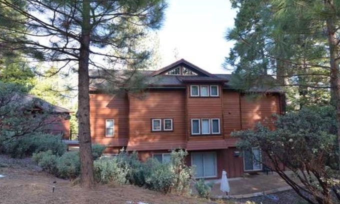 Arnold House | Red Viking in Arnold Blue Lake Springs facilities access no contact check in