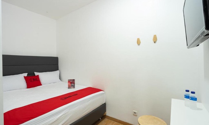 Sunter House | RedDoorz Plus @ Danau Sunter Utara