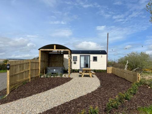 Coleraine Cabin | Redfox Shepherds hut and private hot tub