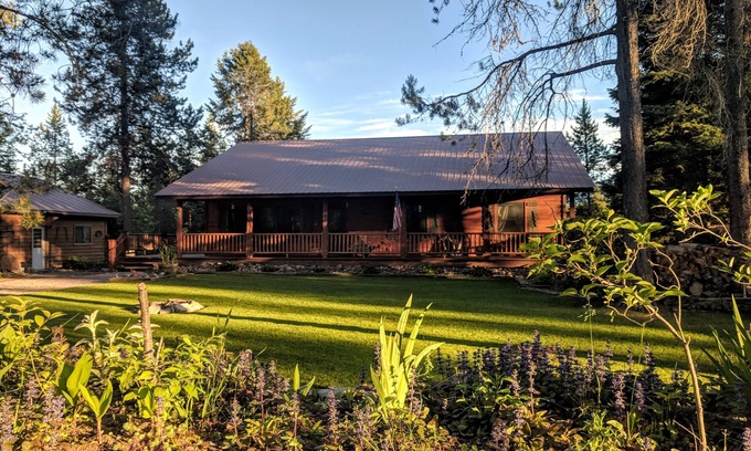 Coram House | Redneck Kabin. Enjoy the deck and hot tub after day in the Park