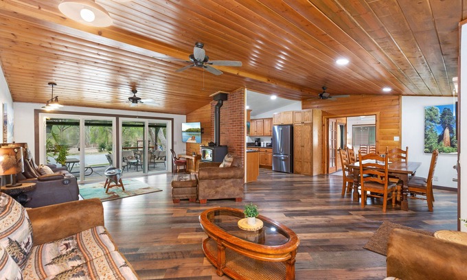 Three Rivers House | Redwood Cabin on The Main Fork of the Kaweah River