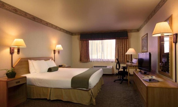 Rohnerville House | Redwood Single King Executive