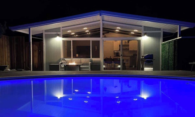 Felton House | Redwood Tree-O - Pool Hot Tub PS5