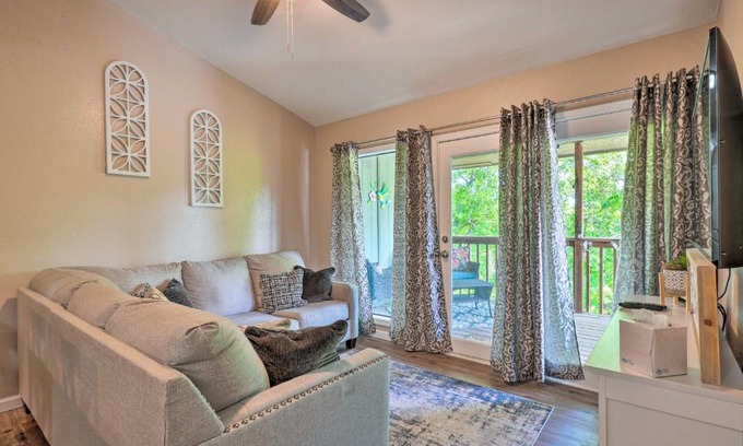 Notch Estates Apartment | Reeds Spring Condo Near Aquarium at the Boardwalk!