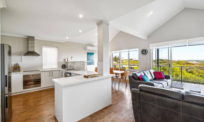 Ledge Point Apartment | Reef View, Ledge Point beachfront