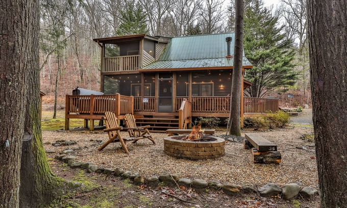 McCaysville Cabin | Reeling 'Em Inn - River Front, Excellent WiFi, Fire Pit