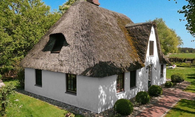 Tating House | Reetkate, 150J. old, modern feel, large garden with playground, 7km from the beach