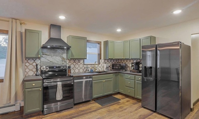 Livingston House | Refined 6BR Moose & Bear Lodge by Sweetheart Stays