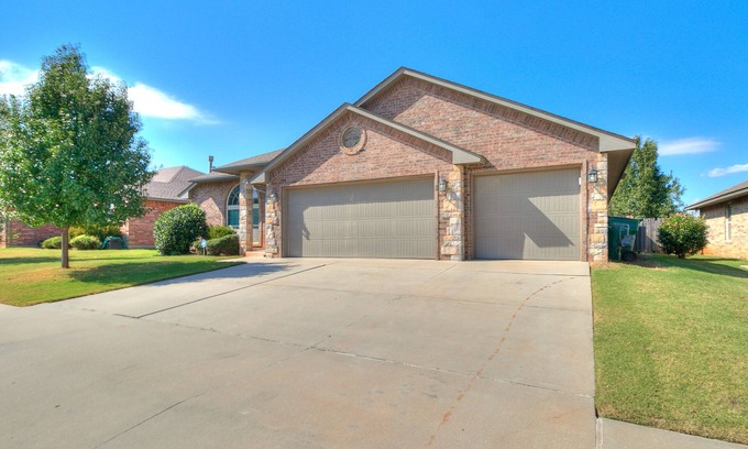 Edmond House | Refreshing and Spacious 4 Bedroom Home