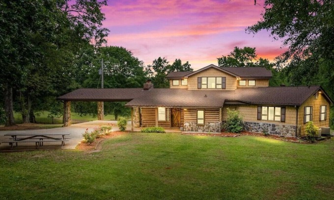 Griffin Cabin | Refuge Ranch Lodge | Log Cabin | Lake | Privacy | Weddings