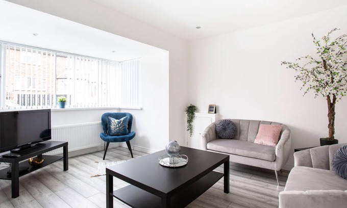 Belfast House | Refurbished Belfast Home, 10 mins from centre with parking!