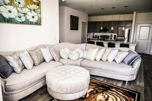 Whitestown Apartment | Regal Apt with King & Queen Bed for Long-Term Stay