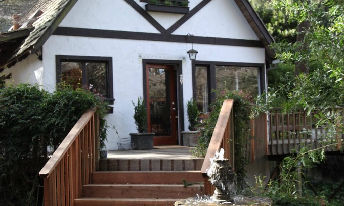 Almonte House | Relax and connect with nature at this designer retreat in charming Mill Valley