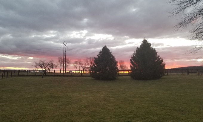 York House | Relax and enjoy the beautiful country sunrise! Spacious and Newly Remodeled!