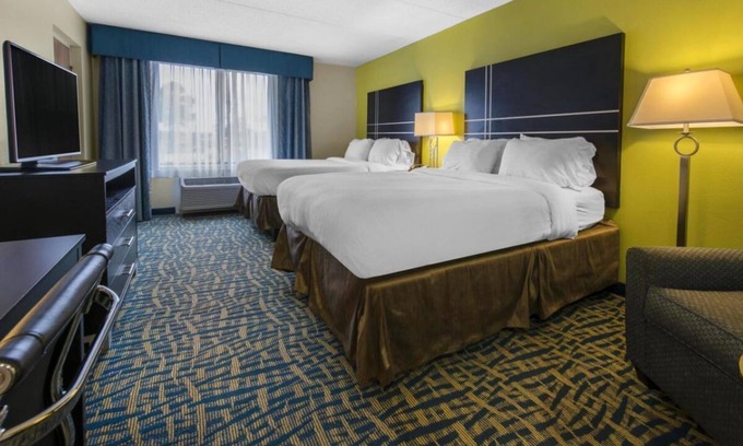 Savannah House | Relax and Recharge! 3 Comfortable Units w/ Free Parking! Onsite Pool