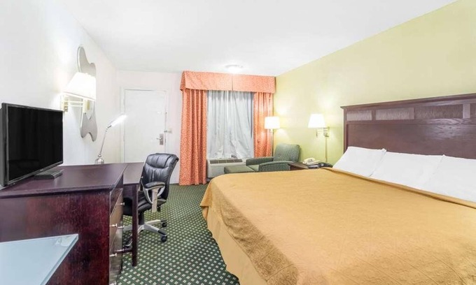 Lookout Valley Neighborhood Association Resort | Relax and Recharge in Knights Inn Chattanooga! Pet-friendly, Onsite Pool!