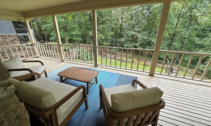 Edgemont House | Relax and Refresh right on the lake!