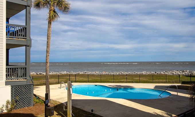 Saint Helena Island House | Relax and Unwind at 709 Ocean Cottage – Golf Cart and Resort Access Included!