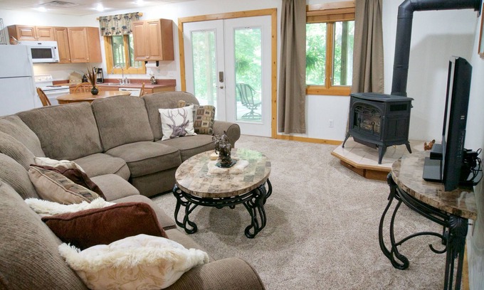 Sidney House | Relax At The Quiet Deer Tracks Lodge Where the Deer Roam & The Birds Sing