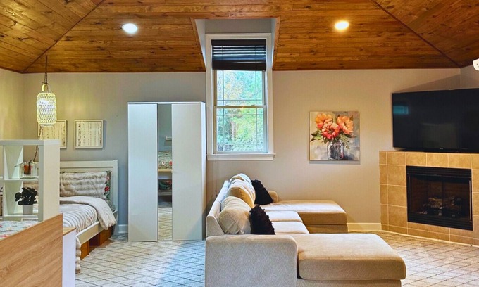 Whispering Pines House | Relax at this lake-front AND golf-front home for the US OPEN!