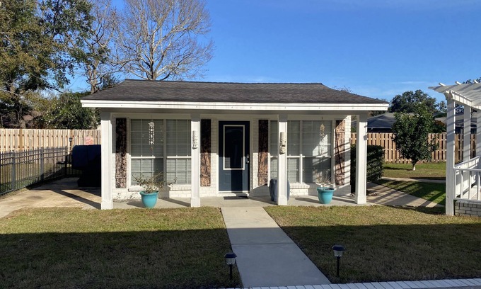 Long Beach Cottage | Relax by the Gulf Coast, just 8 mins from Gulfport Beach