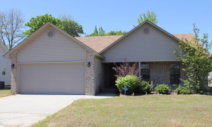 Jacksonville House | Relax in a 3 bedroom 2 bath comfortable house