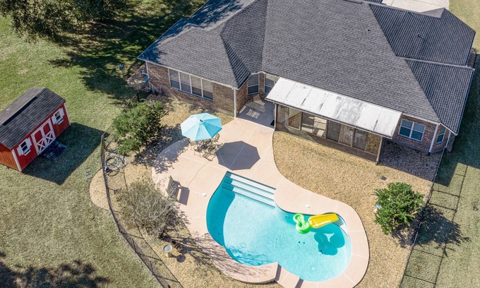 Middleburg House | Relax in our cozy 3 BR home with a spacious master suite with soaking tub, large yard, pool, BBQ