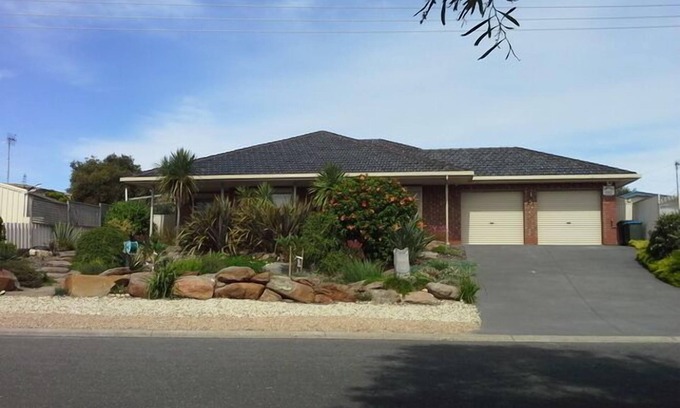 Port Elliot House | Relax On Barton at Port Elliot