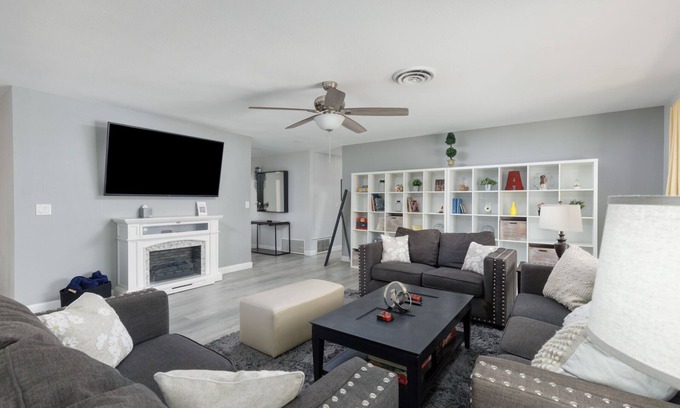 Royal Crest Rancheros House | Relax & Recharge – 4 Bedroom Vegas Escape: Pool, Putting Green, Parking and more