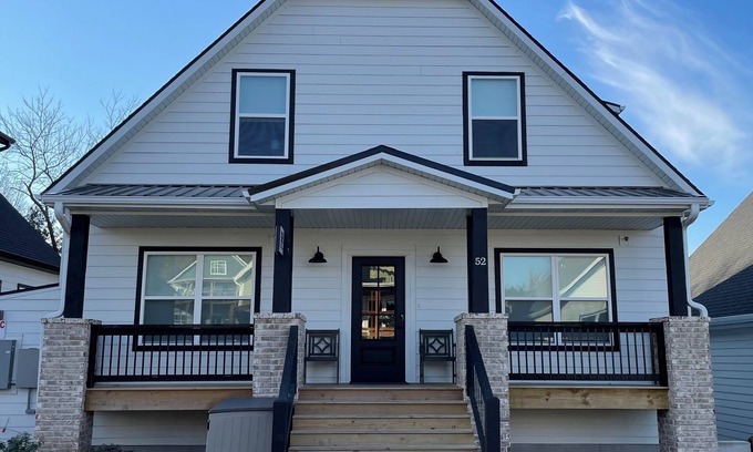 Hollister House | Relax & unwind at U52! 7 bed 7 bath. Beautiful new construction.