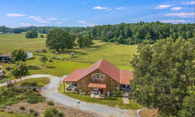 Jefferson House | Relax & unwind while you experience the farm with Highland cows & alpacas!