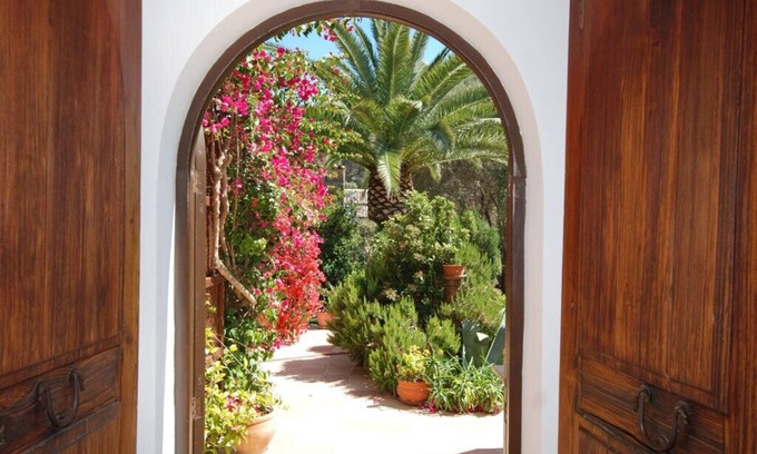 S'Arraco House | Relaxation in Mediterranean garden landscape at the large private pool