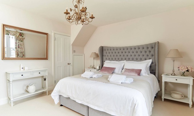 Hythe House | Relaxed luxury with Hot Tub, Child & Pet Friendly!