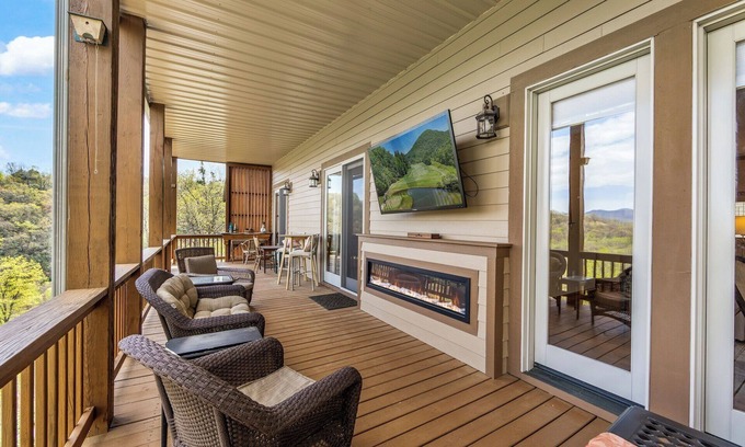 Whittier Condo | Relaxed Retreat with Premiere Location and Views, Only 6 Steps to Get In, Garage