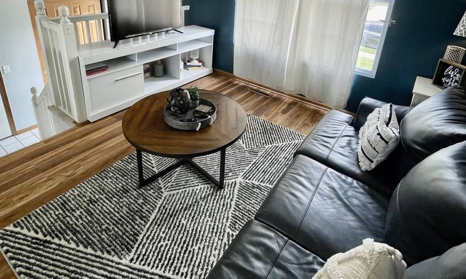 Omaha House | Relaxing 3 bedroom home with workspace!!