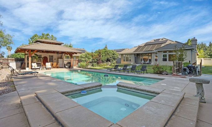 Walnut Grove House | Relaxing 3BAPool+Hot Tub Near the River & Wineries