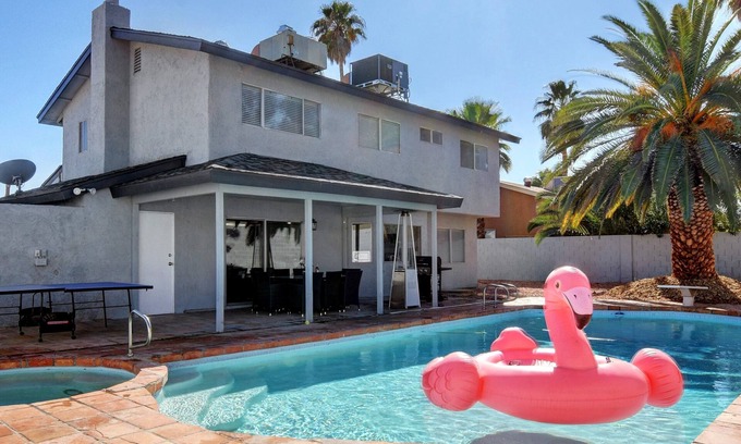 Paradise House | Relaxing 5bd/4ba + pool/spa/sauna, 10min to Strip