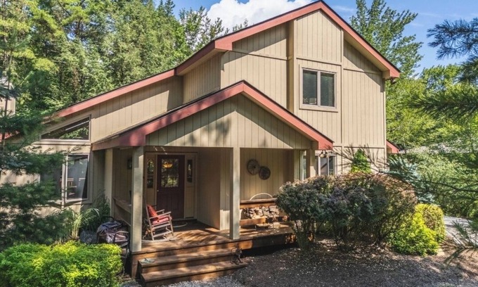 Pocono Pines House | Relaxing and Spacious getaway in Lake Naomi