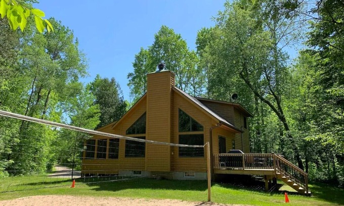 Thompsonville Cabin | Relaxing Betsie River Cabin by Crystal Mtn 5bd+2ba+Loft+Game Rm+Fire Pit+Kayaks!