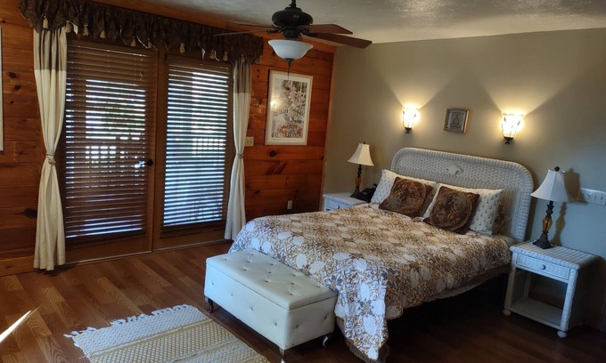 Lake Helen Apartment | Relaxing Cabin Retreat in the Tropical Room at the Cabin On The Lake!