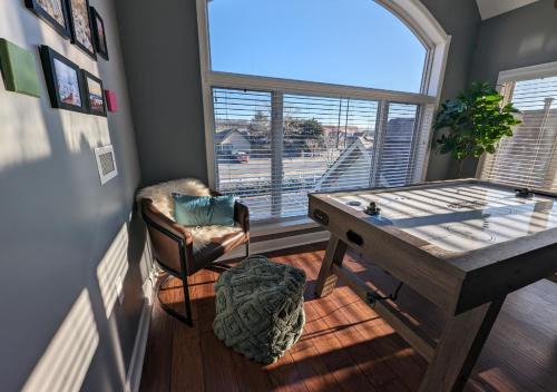 Pigeon Forge Apartment | Relaxing Condo on the River - NEW Air Hockey Table
