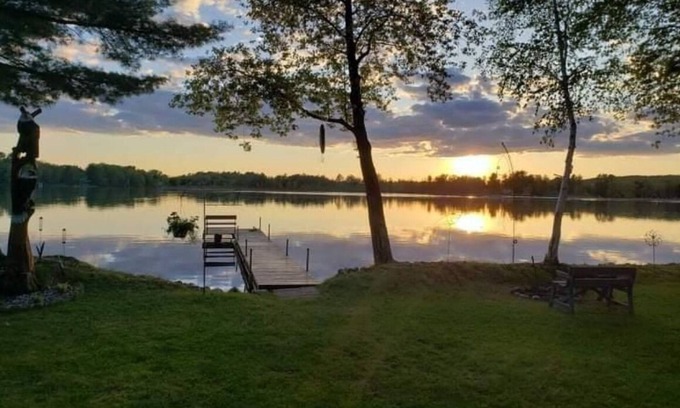 Iola Cabin | Relaxing Cottage Steps From the Lake