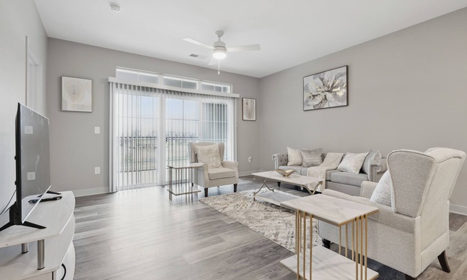 Whitestown Apartment | Relaxing Getaway King Bed Balcony Work-Ready apartment in Whitestown.