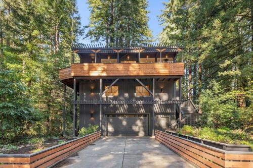 Northwood House | Relaxing Home Among The Redwoods - Dog-Friendly