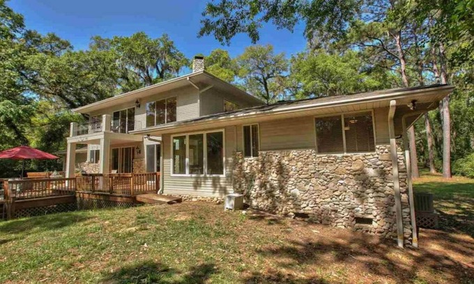 Tallahassee House | Relaxing home on the Lake with dock, and outdoor dining area