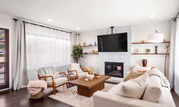 West Athens House | Relaxing House w/BBQ, Firepit, Laundry, Private Yard - near LAX, SoFi, Forum