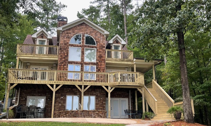 Milledgeville Cabin | Relaxing Lake Front House/Hot Tub