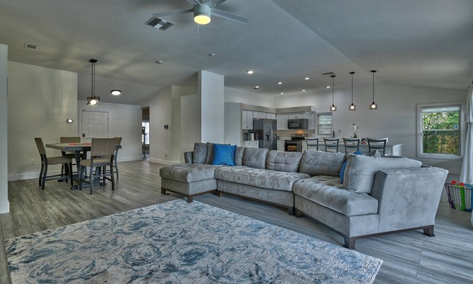 Valrico House | Relaxing Pool Home w/lake- Centrally Located